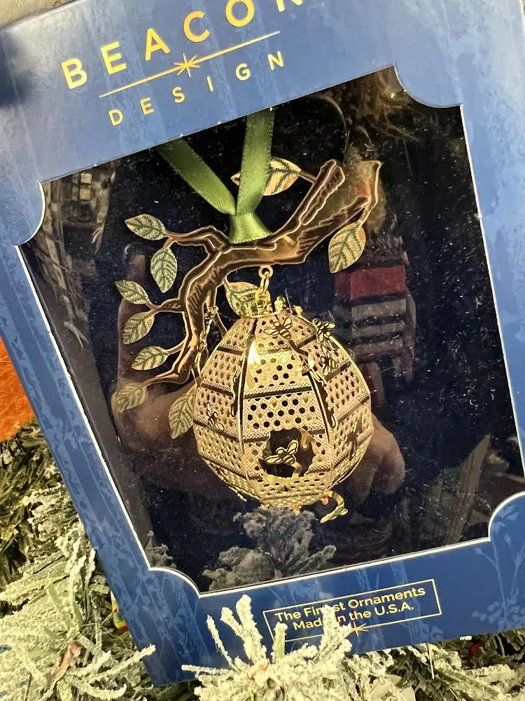 Beehive-Themed 3D Metal Christmas Ornament 1